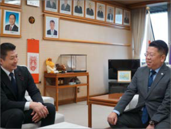 元山区議会議長と懇談。